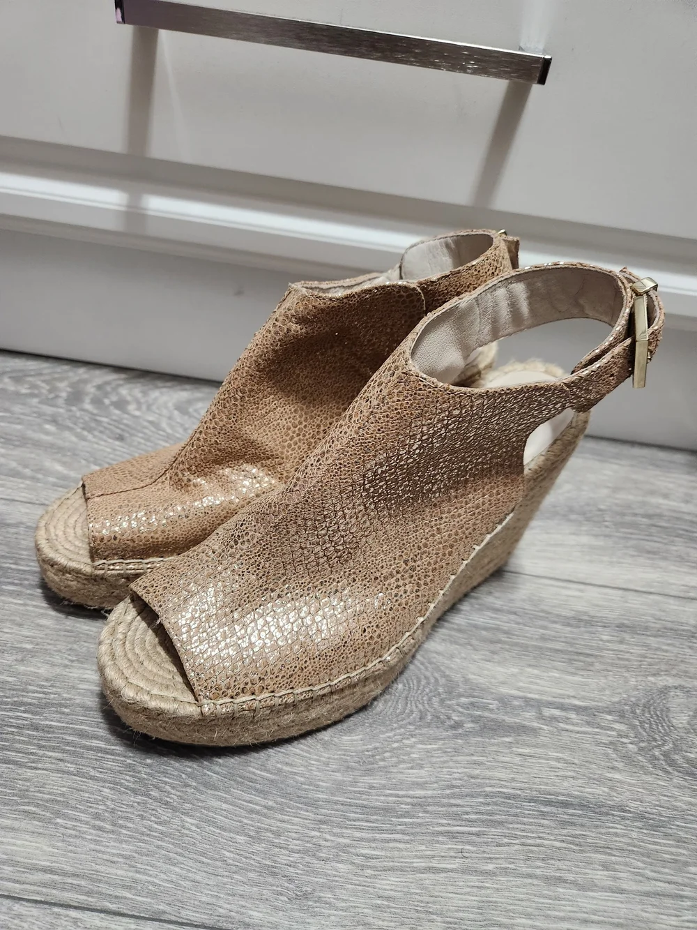 Kenneth Cole Open-Toe Wedge Espadrilles in Tan. Genuine leather. Size 9.5